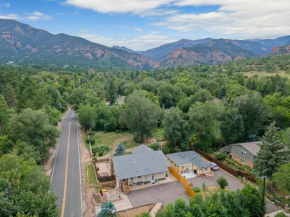 Canyon Retreat with Hot Tub 3min to Broadmoor